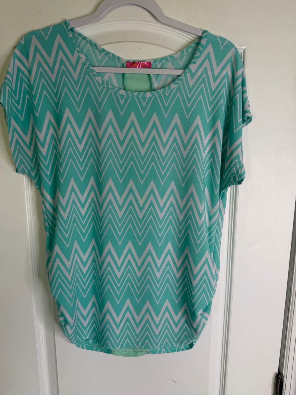 Social Teen Chevron Print Short Sleeve Top in Mint. Size L